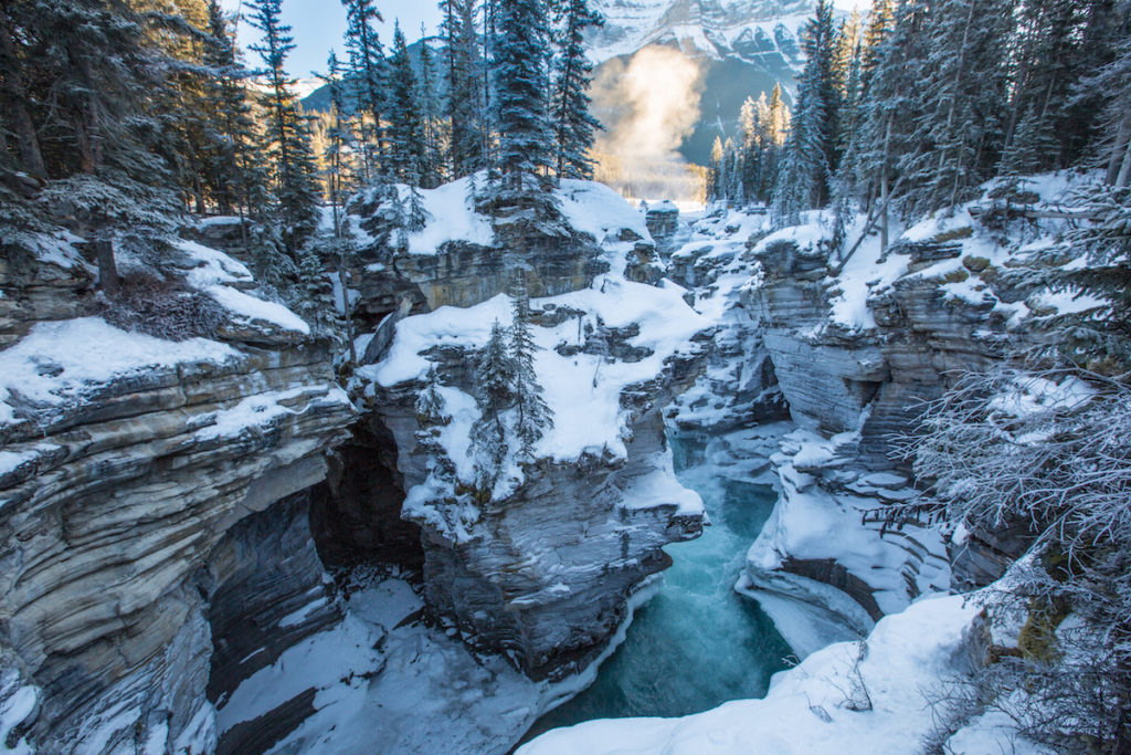 Bow Lake is een meer dat in de winter bevroren is, zeker een fotomoment waard!