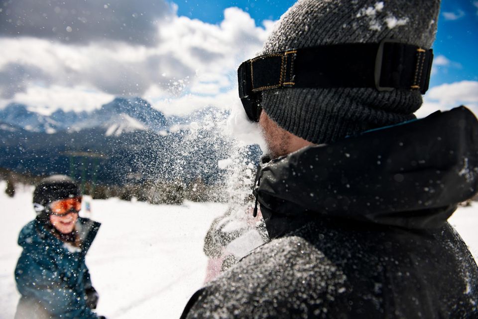 Springski. Een begrip in de Canadese Rocky Mountains, want hier kun je tot ver in mei skiën. En dat niet alleen: de directe aanwezigheid van maar liefst drie beroemde Nationale Parken geeft in het voorjaar een extra dimensie aan een wintersportvakantie in Banff en Lake Louise.