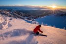 Skier op piste met zonsondergang
