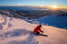 Skier op piste met zonsondergang