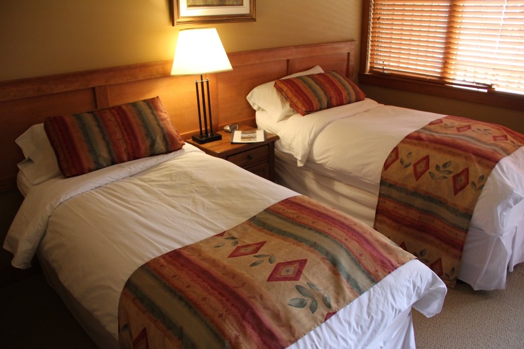 Kicking Horse - Vagabond lodge standard room with 2 twin beds.jpeg