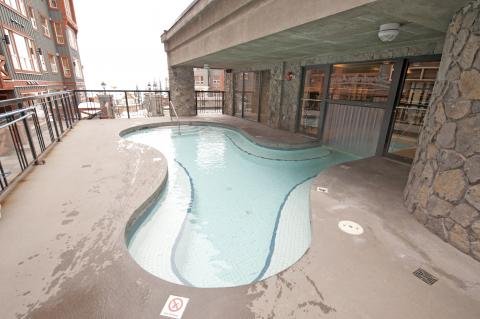 Big White - The Stonebridge Lodge pool
