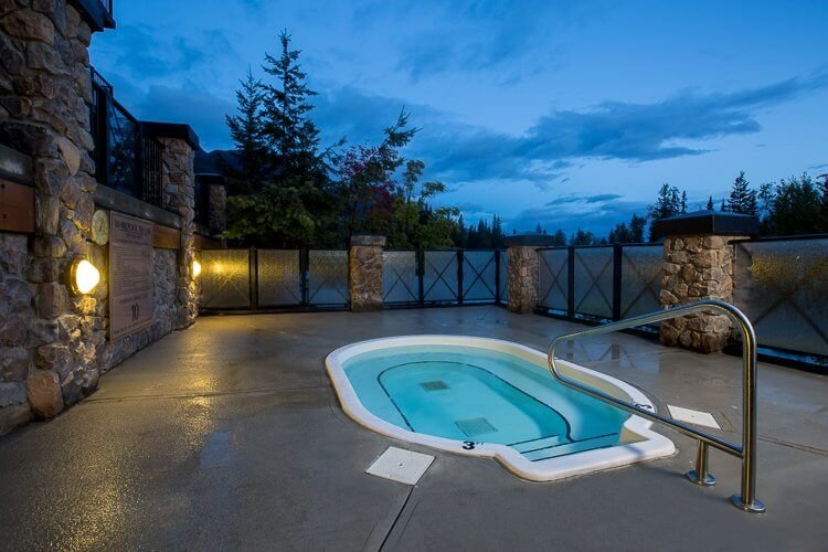 Kicking Horse – Glacier Mountaineer Lodge pool
