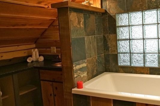 Ymir - Logden Lodge - cottonwood cabin bathroom