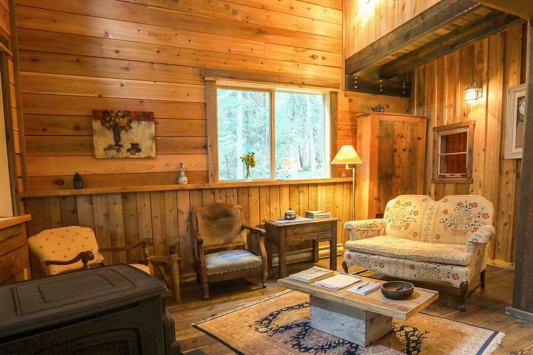Ymir - Logden Lodge - elise cabin living