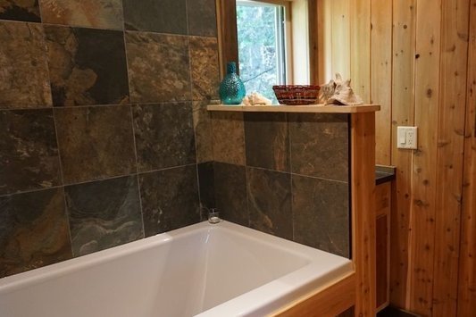 Ymir - Logden Lodge - gold cup cabin bathroom