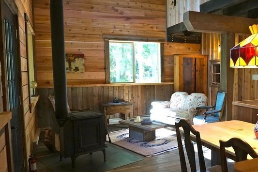 Ymir - Logden Lodge - elise cabin living
