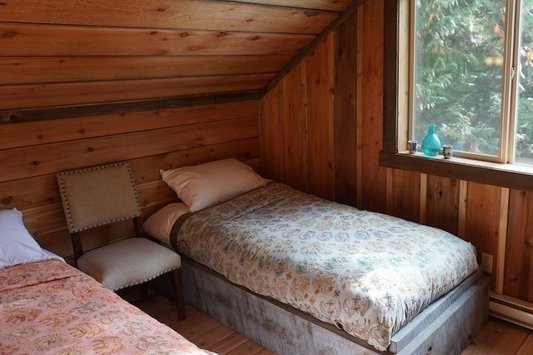 Ymir - Logden Lodge - gold cup cabin loft bedroom twin beds