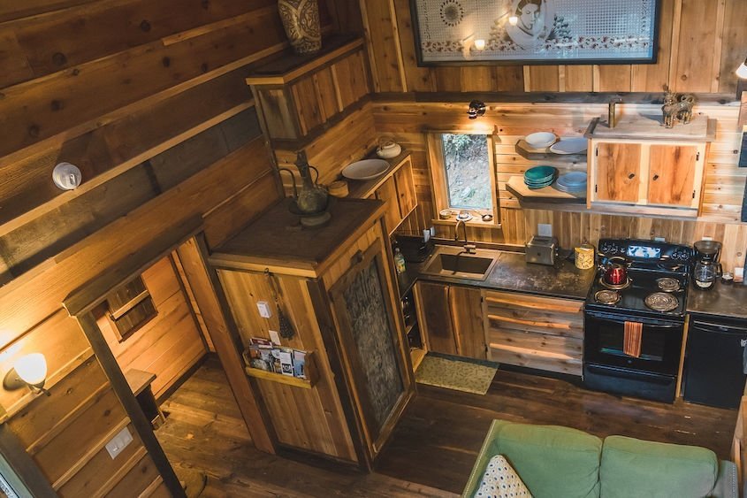 Ymir - Logden Lodge - gold cup cabin kitchen