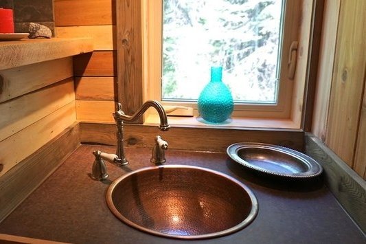 Ymir - Logden Lodge - heritage cabin sink