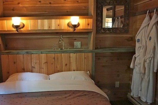 Ymir - Logden Lodge - elise cabin bedcloset