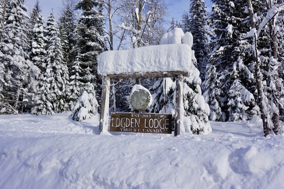 Ymir - Logden Lodge - property sign
