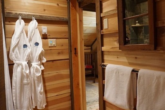 Ymir - Logden Lodge - elise cabin bathroom