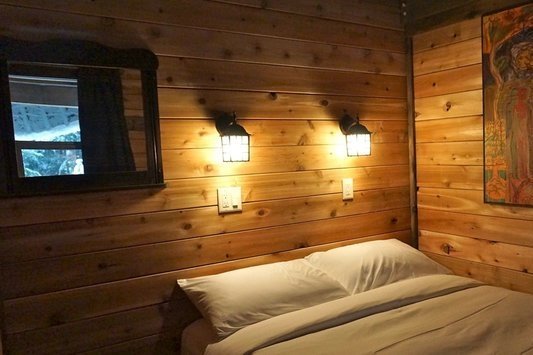 Ymir - Logden Lodge - gold cup cabin bed closet