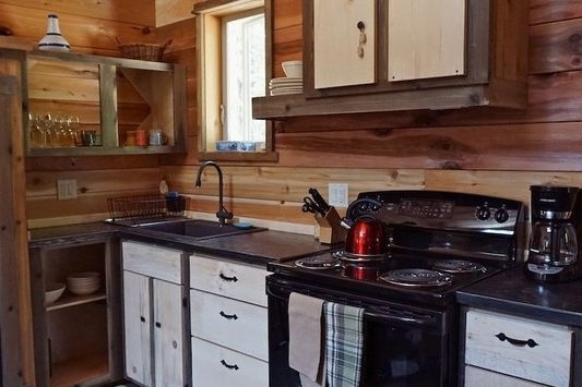 Ymir - Logden Lodge - heritage cabin kitchenette