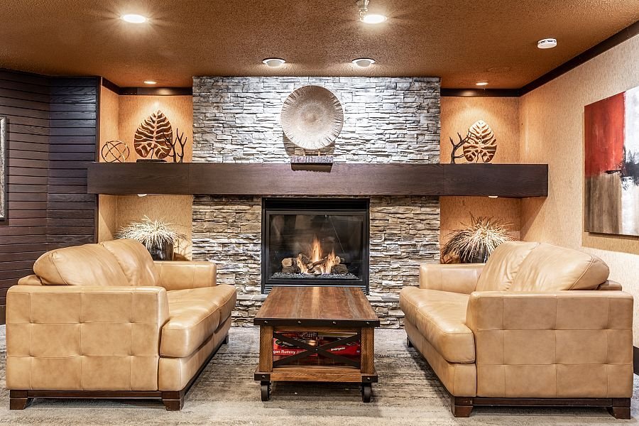 Rossland - Prestige mountain resort - lobby fireplace