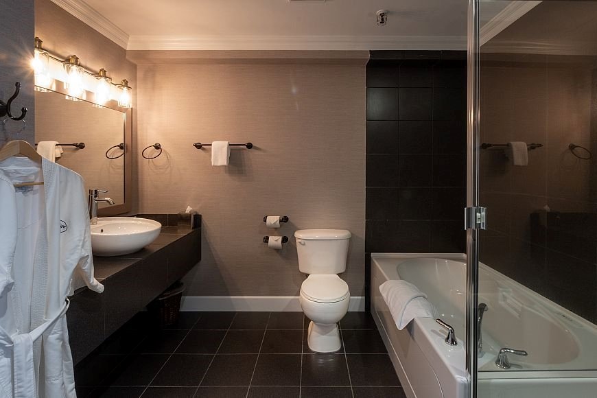 Rossland - Prestige mountain resort - designer suite bathroom