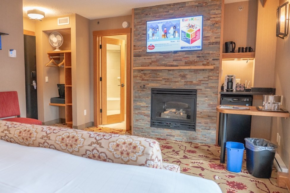 Banff Ptarmigan Inn - mountain view king suite