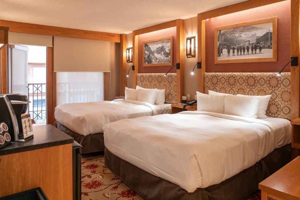 Banff Ptarmigan Inn - standard room 2 queen beds