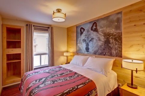 Banff rocky mountain resort - one bedroom wolf condo bedroom