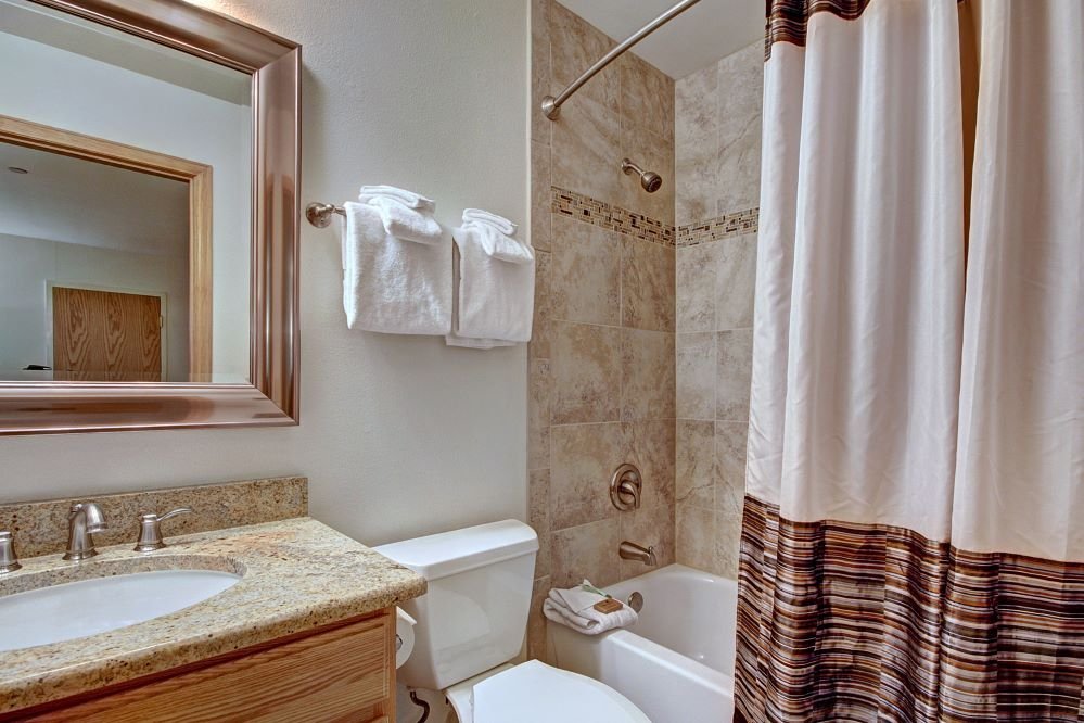 Breckenridge river mountain lodge – two bedroom bathroom