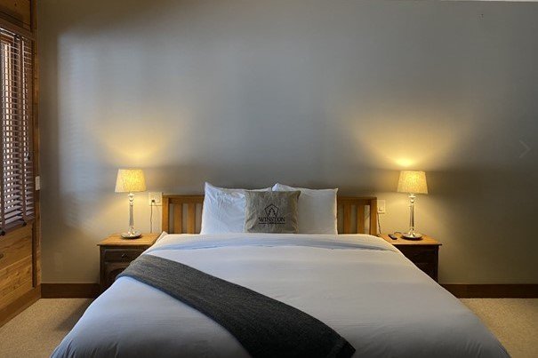 Winston lodge Kicking Horse king room.jpg