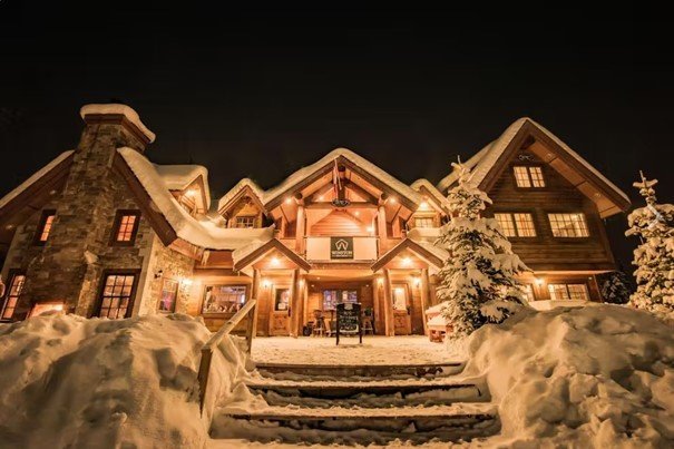 Winston lodge Kicking Horse exterieur.jpg
