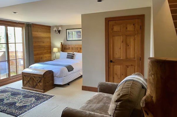 Winston lodge Kicking Horse family loft room.jpg