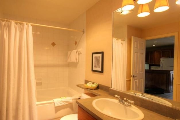 Mont tremblant - place st bernard - hotelroom bathroom.jpg