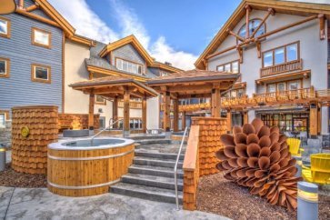 Banff canalta lodge - courtyard.jpg