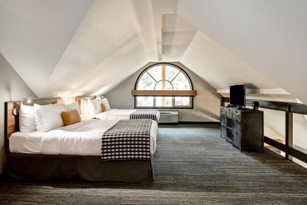 Banff canalta lodge - double queen suite – loft room2.jpg