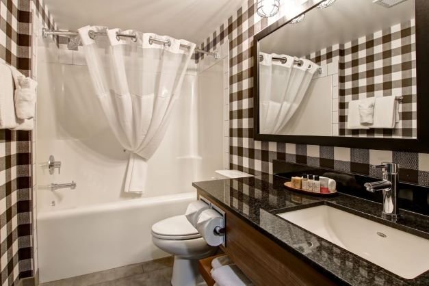 Banff canalta lodge - double queen standard bathroom.jpg