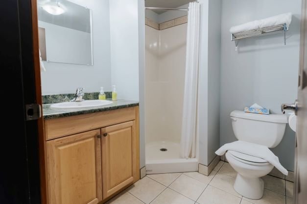 Basecamp lodge golden - deluxe queen bedroom bathroom klein.jpg