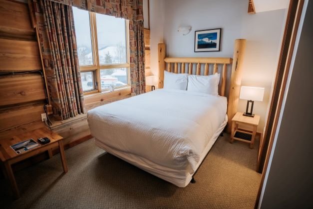 Basecamp lodge golden - queen bedroom klein.jpg