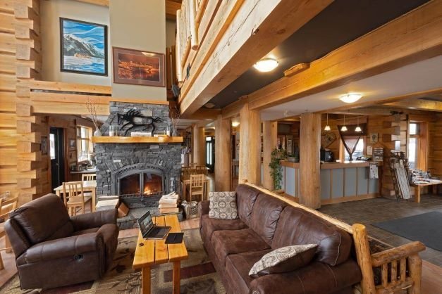Basecamp lodge golden - reception klein.jpg
