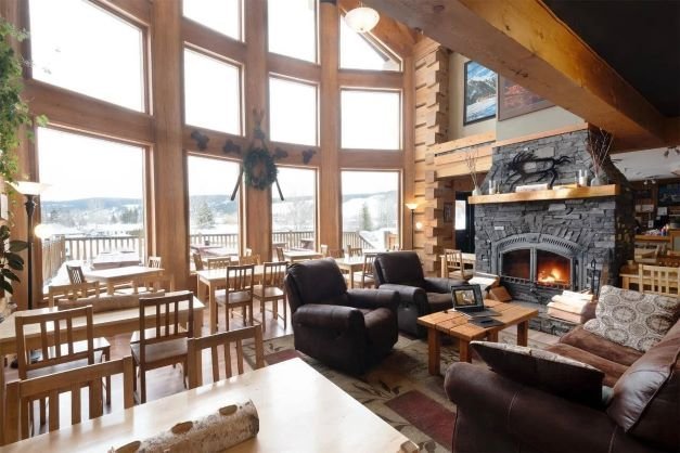 Basecamp lodge golden - lobby klein.jpg