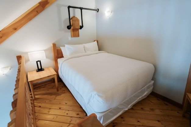 Basecamp lodge golden - deluxe queen bedroom loft klein.jpg
