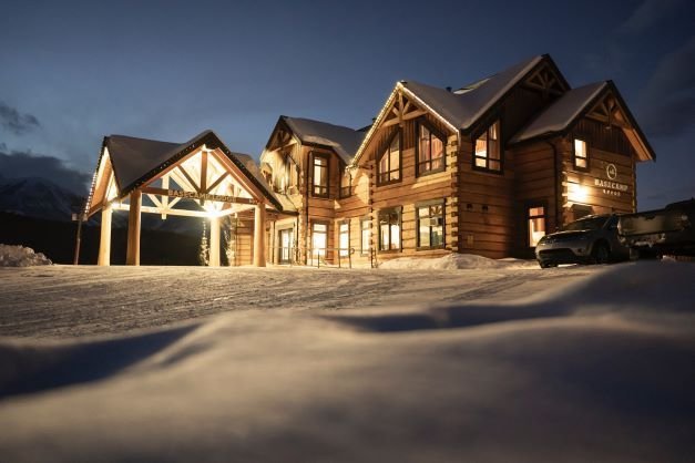 Basecamp lodge golden - exterieur night klein.jpg