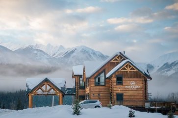 Basecamp lodge golden - exterieur klein.jpg Basecamp lodge golden - exterieur klein.jpg