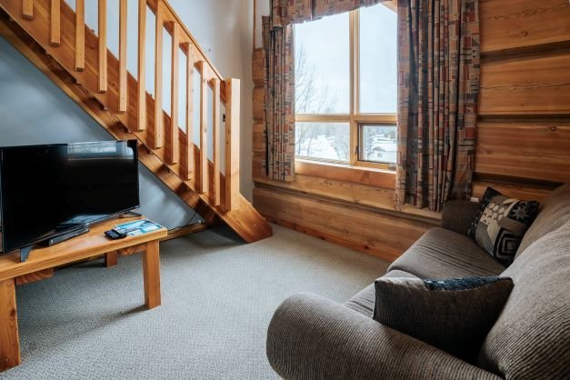 Basecamp lodge golden - deluxe queen bedroom living klein.jpg
