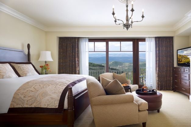 Deer valley - montage - king guestroom klein.jpg