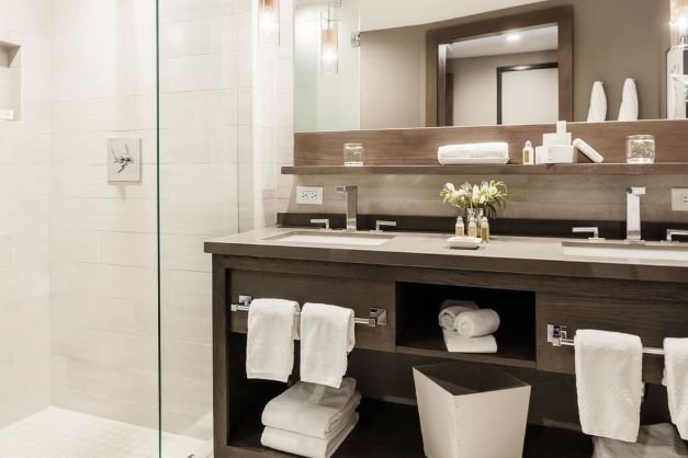 Hotel jackson superior king room bathroom