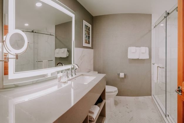Big sky the summit hotel king room bathroom