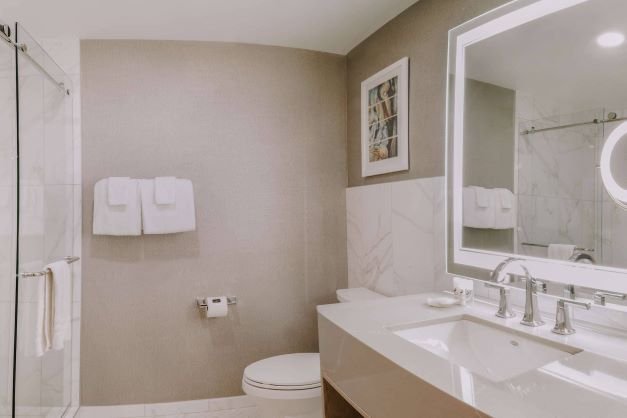 Big sky the summit hotel two queens bathroom