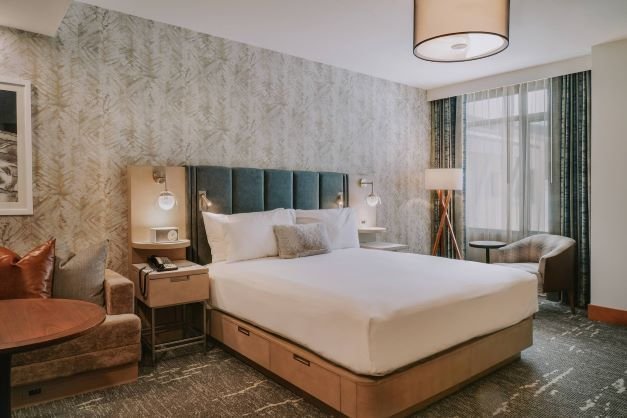Big sky the summit hotel king room