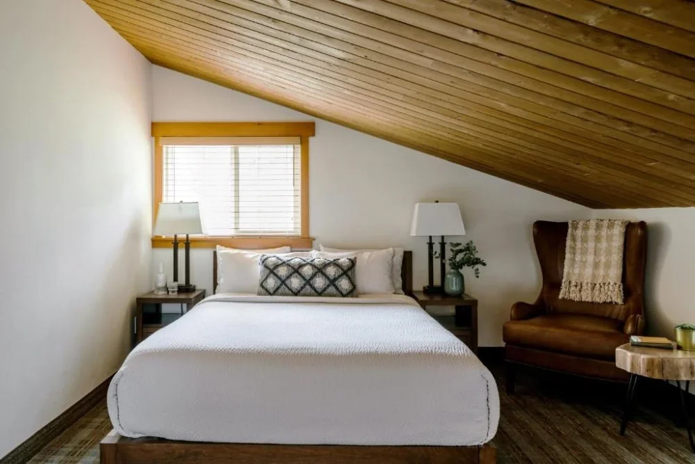 Pyramid lake lodge - tekarra room bed