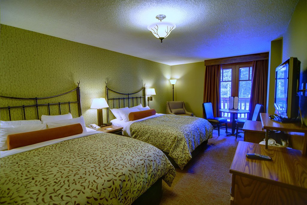 Banff – Caribou Lodge superior room with 2 queen beds