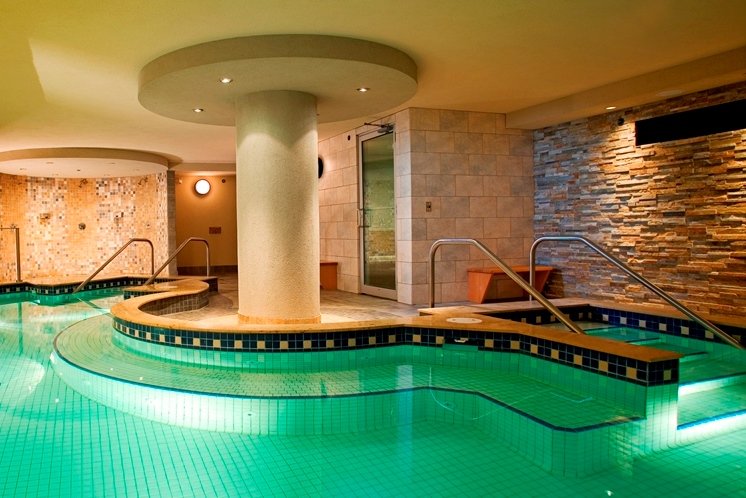 Banff – Caribou Lodge red earth spa hot pool
