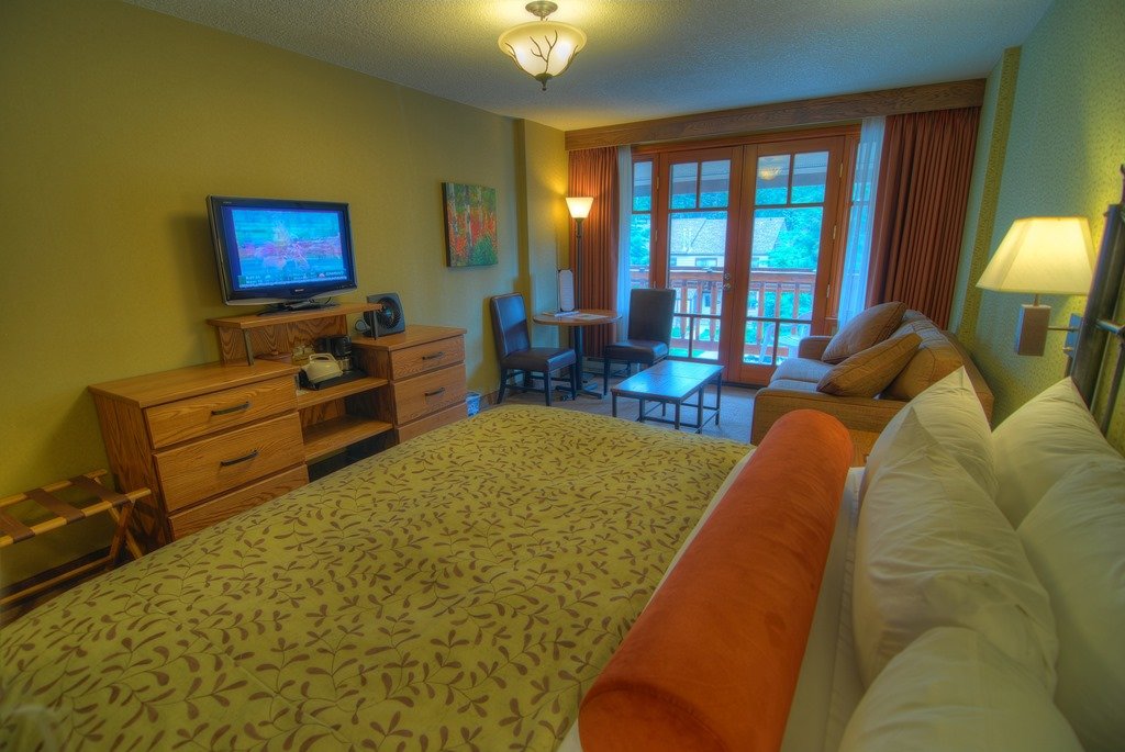 Banff – Caribou Lodge superior room with king bed