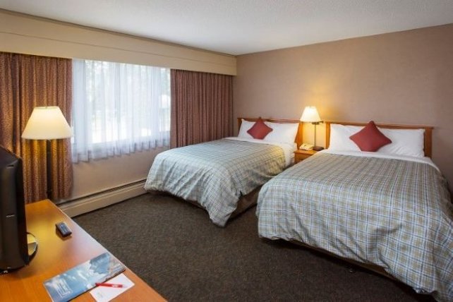 Lobstick Lodge standard room